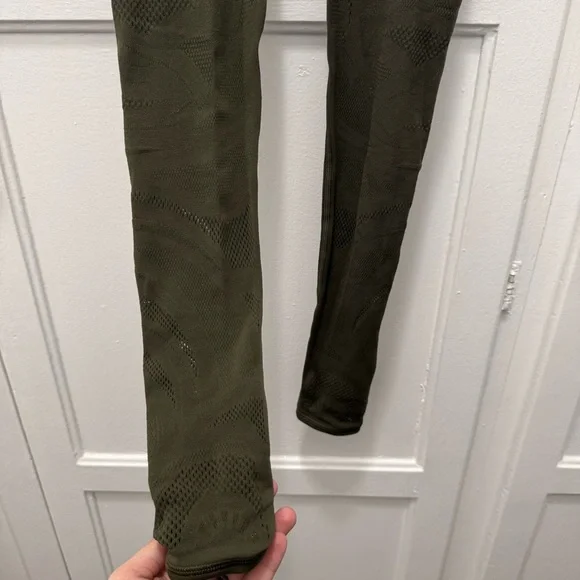 Lululemon Reveal Tight *En Avante in Dark Olive - Picture 7 of 10